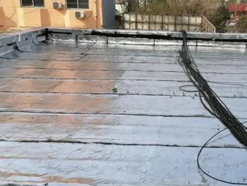 安丘卫生间漏水维修公司分享下安丘屋面楼顶防水刚性防水层施工要点。